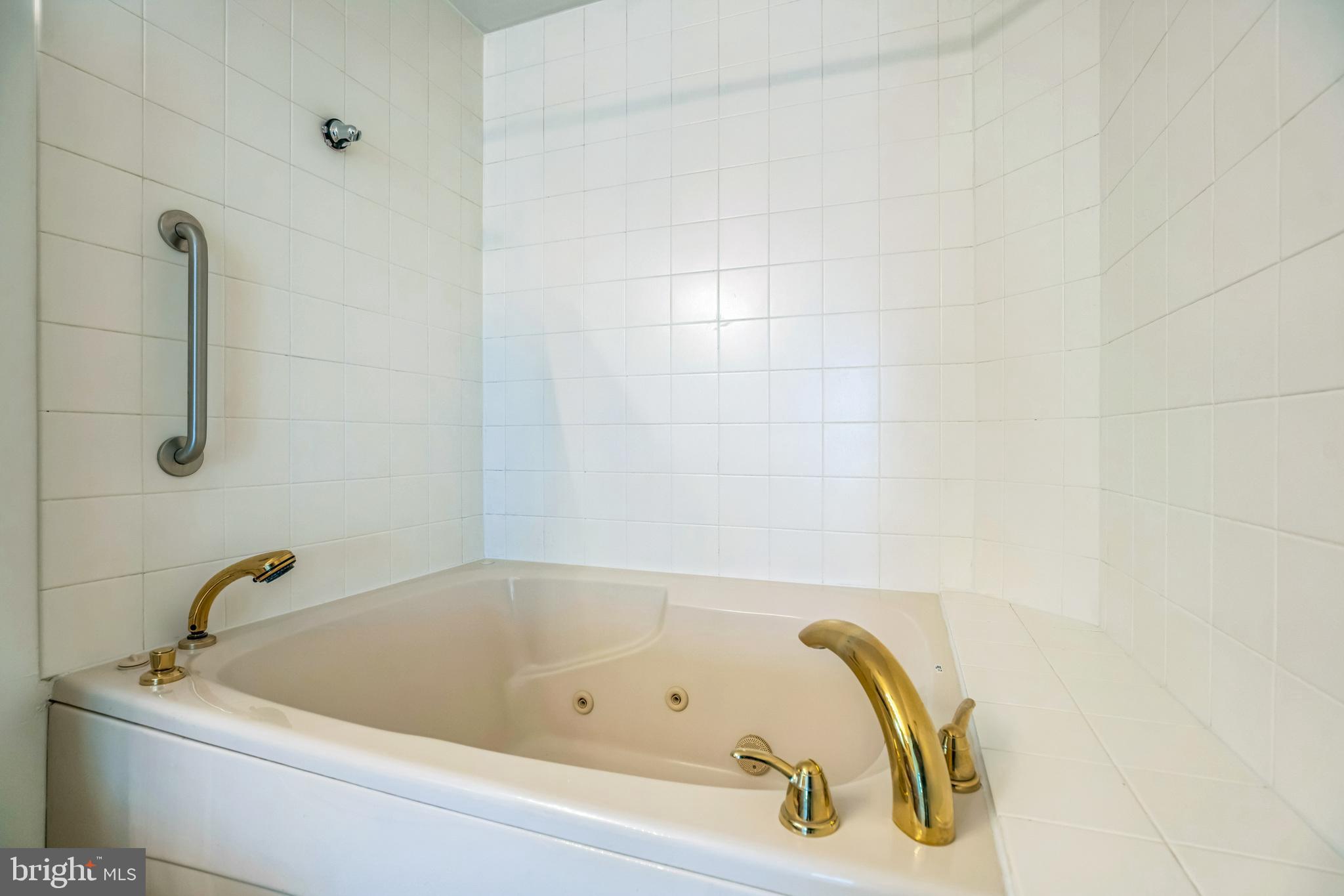534 Runabout Loop, Unit 534 Solomons, MD 20688 - Photo 28 of 36 a bathroom with a bathtub