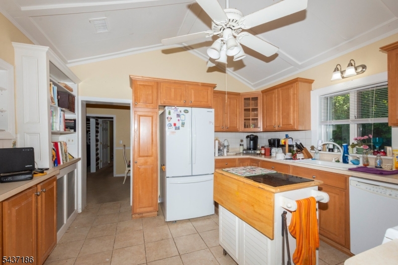 139 Mohawk Trail Wayne, NJ 07470 - Photo 4 of 26