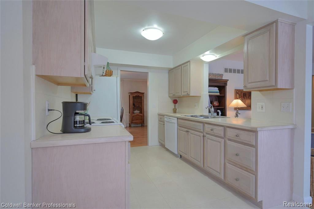 5050 Commerce Road West Bloomfield, MI 48324 - Photo 13 of 43