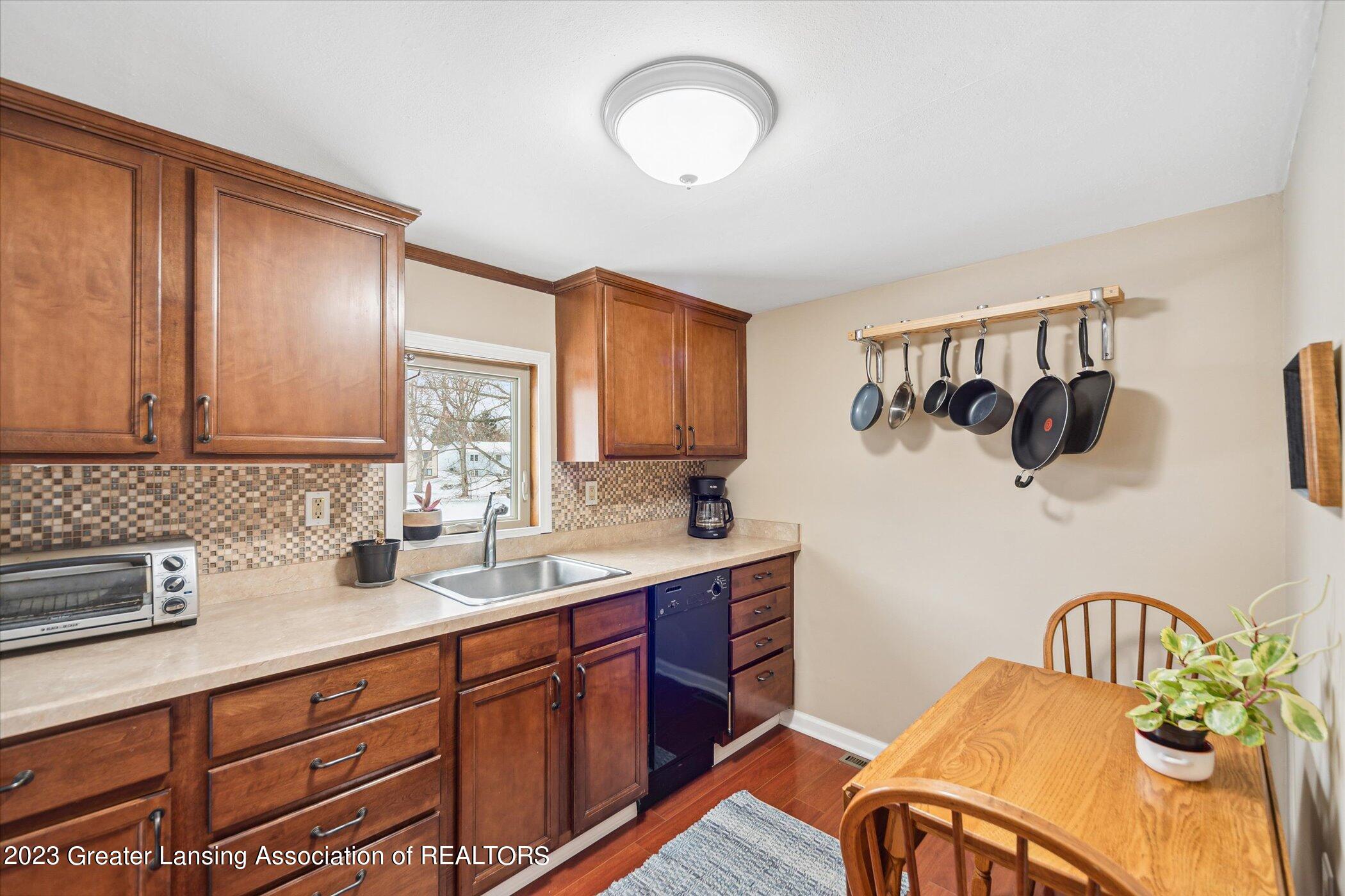 403 Renker Road Lansing, MI 48917 - Photo 9 of 27 Kitchen