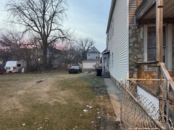 a view of a house with backyard