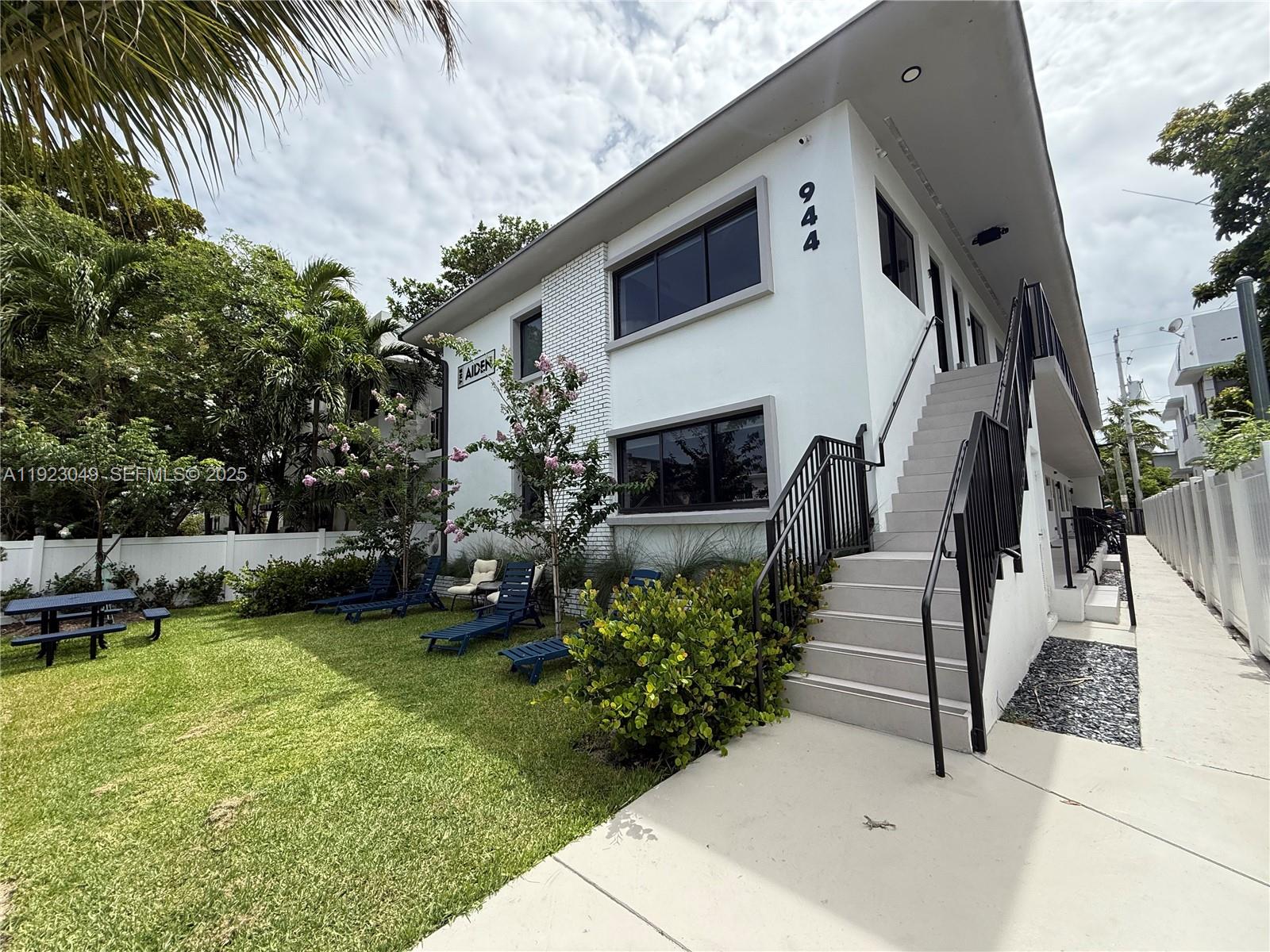 944 Jefferson Avenue, Unit 15 Miami Beach, FL 33139 - Photo 14 of 15 a view of a house with backyard and sitting area