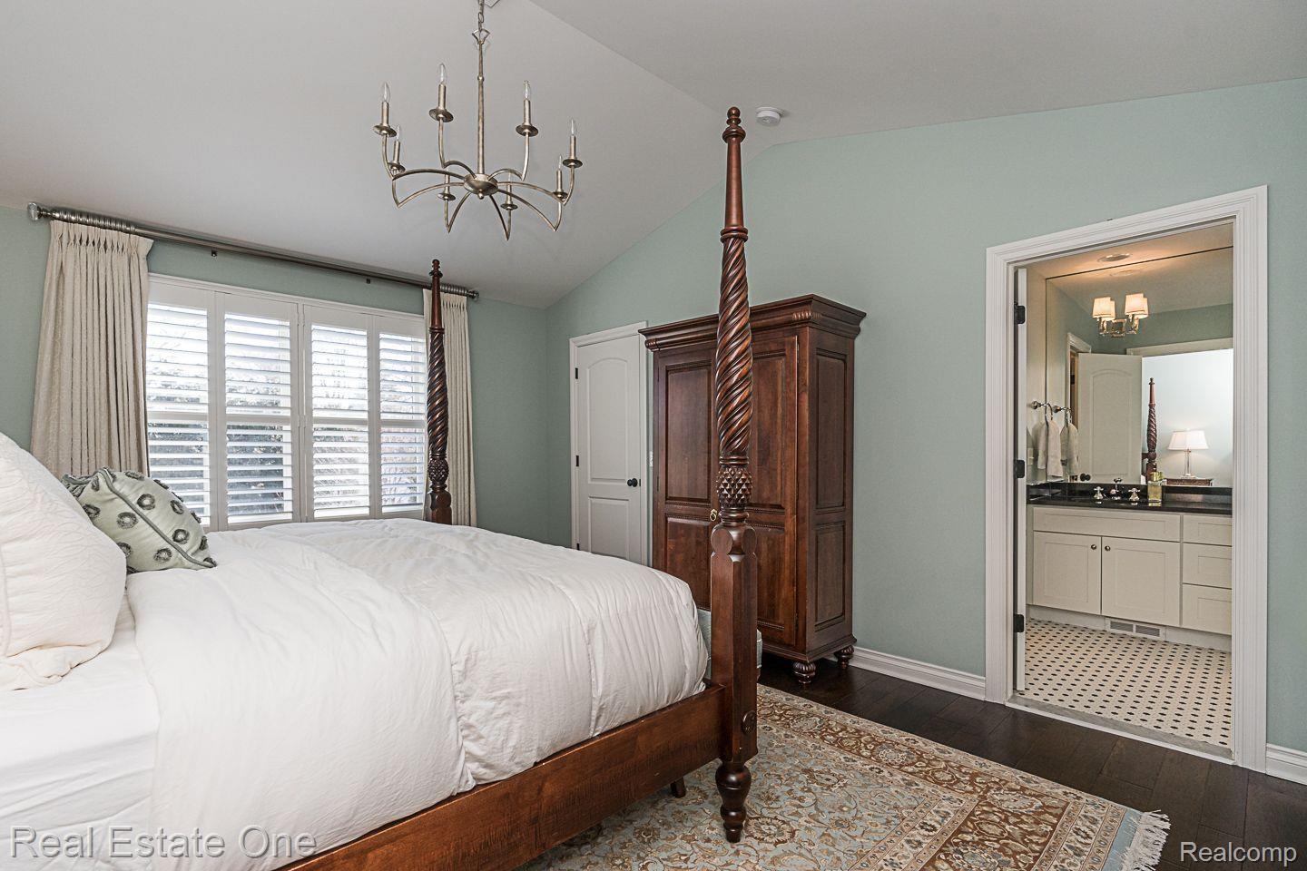 725 Renshaw Street Rochester, MI 48307 - Photo 22 of 47 Primary bedroom