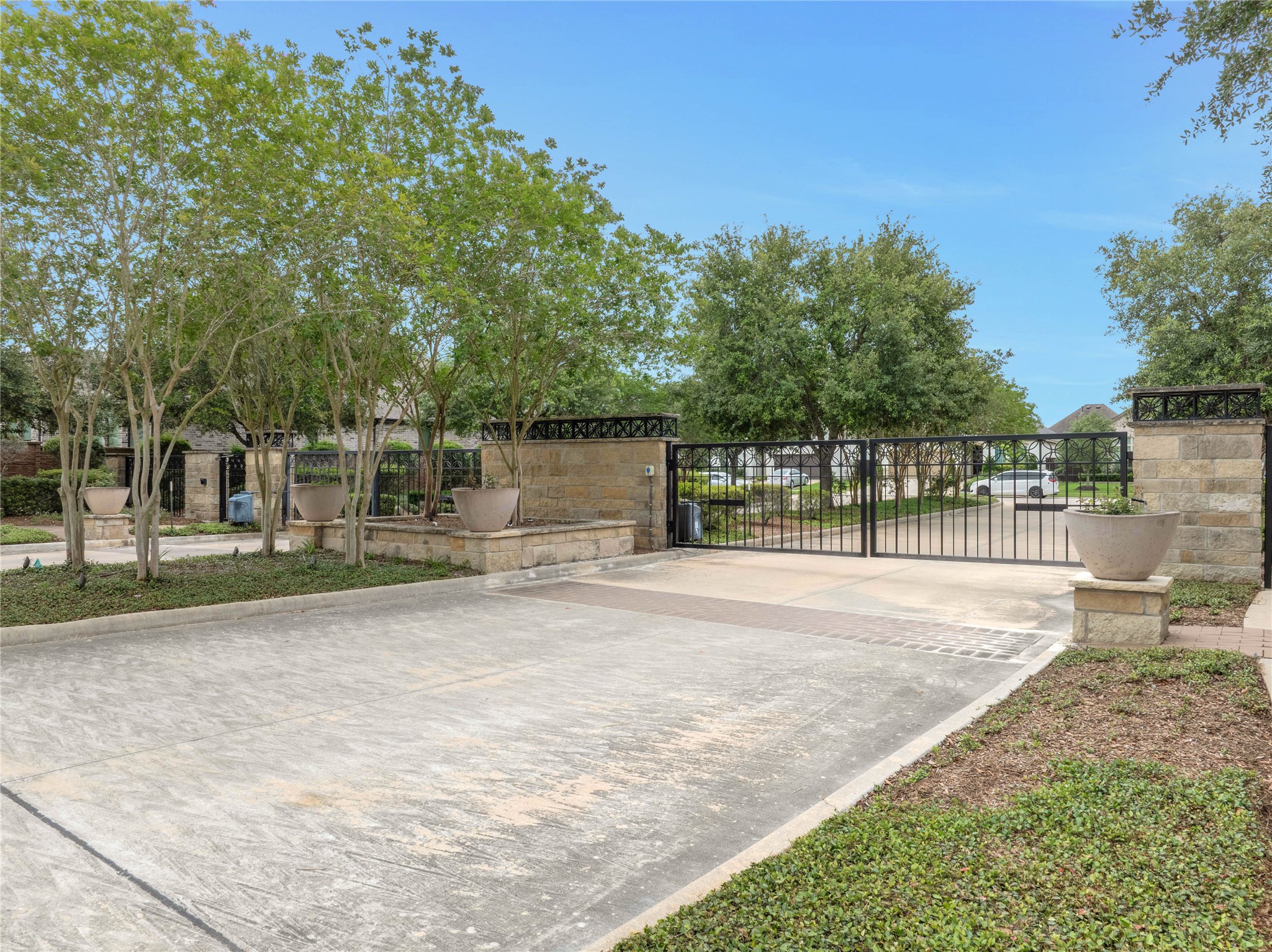 4103 Shackleton Court Rosharon, TX 77583 - Photo 23 of 32 Gated entrance for added privacy and security