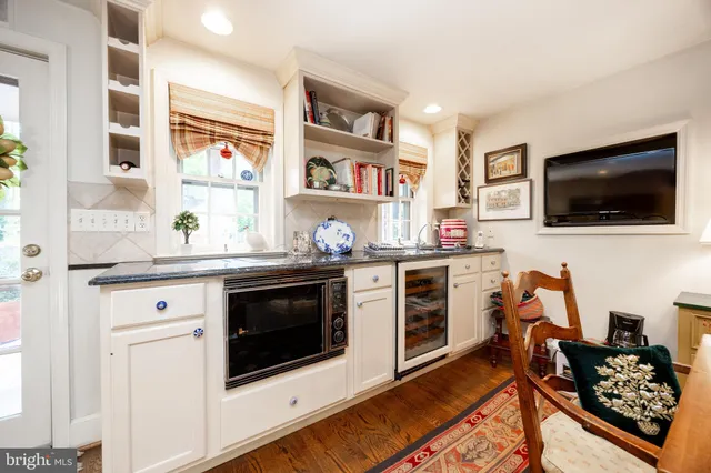 a view of a livingroom with furniture window and outside view