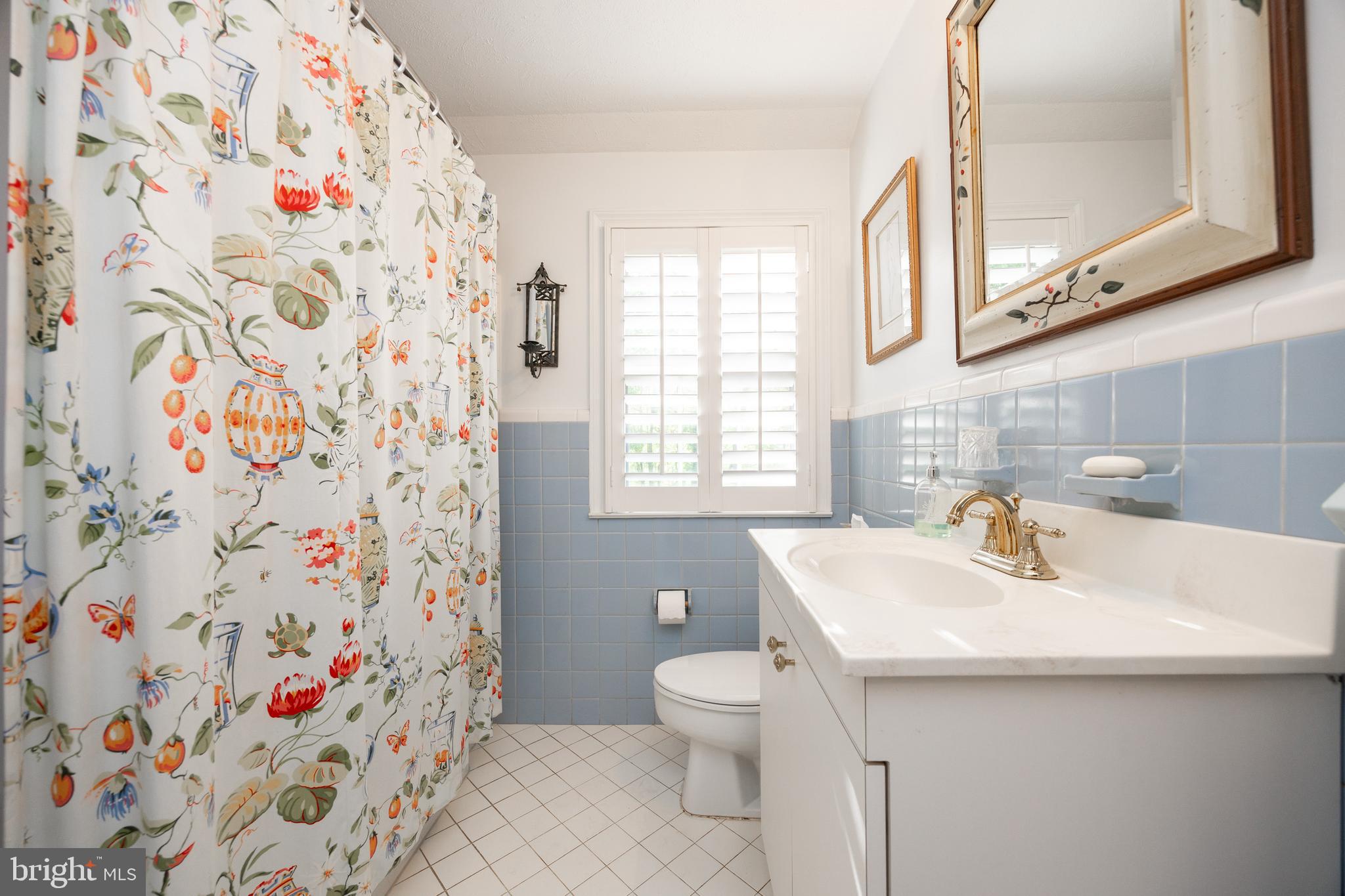 903 North Dupont Road Wilmington, DE 19807 - Photo 35 of 63 a bathroom with a sink a mirror and a toilet