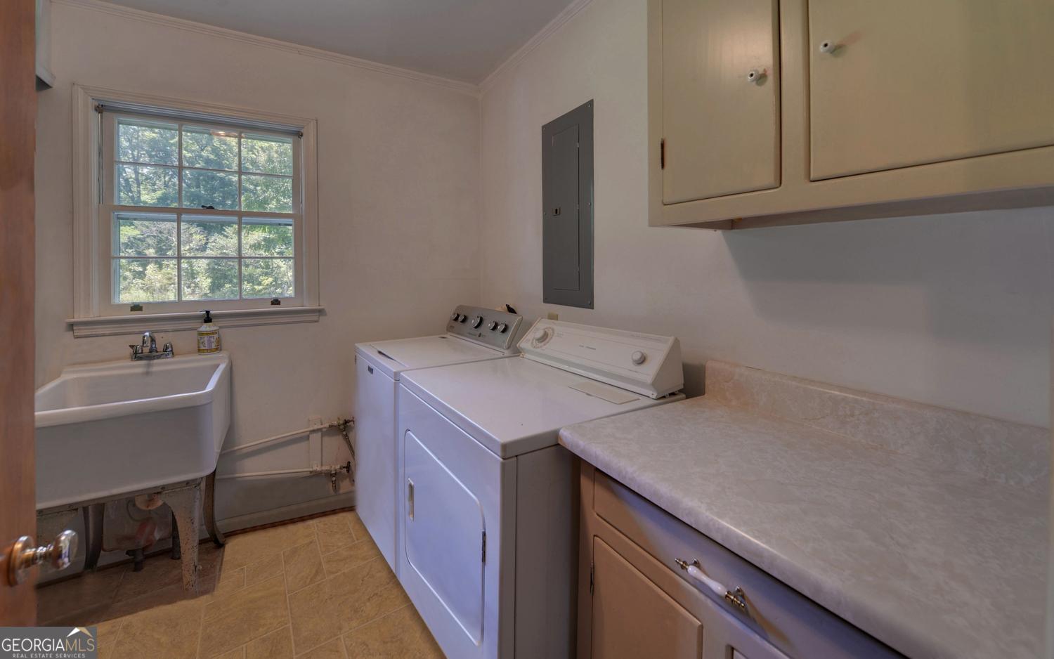 400 Harris Street Toccoa, GA 30577 - Photo 35 of 49 a utility room with a sink washer and dryer