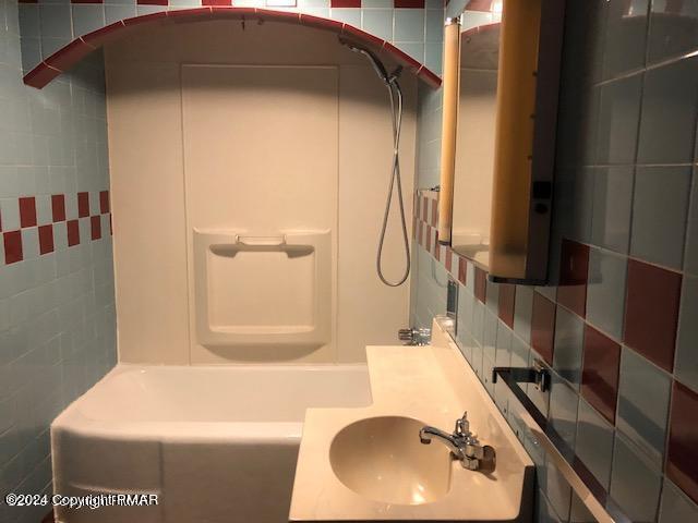 113 Barry Lane, Unit 1 Kunkletown, PA 18058 - Photo 6 of 6 Bathroom