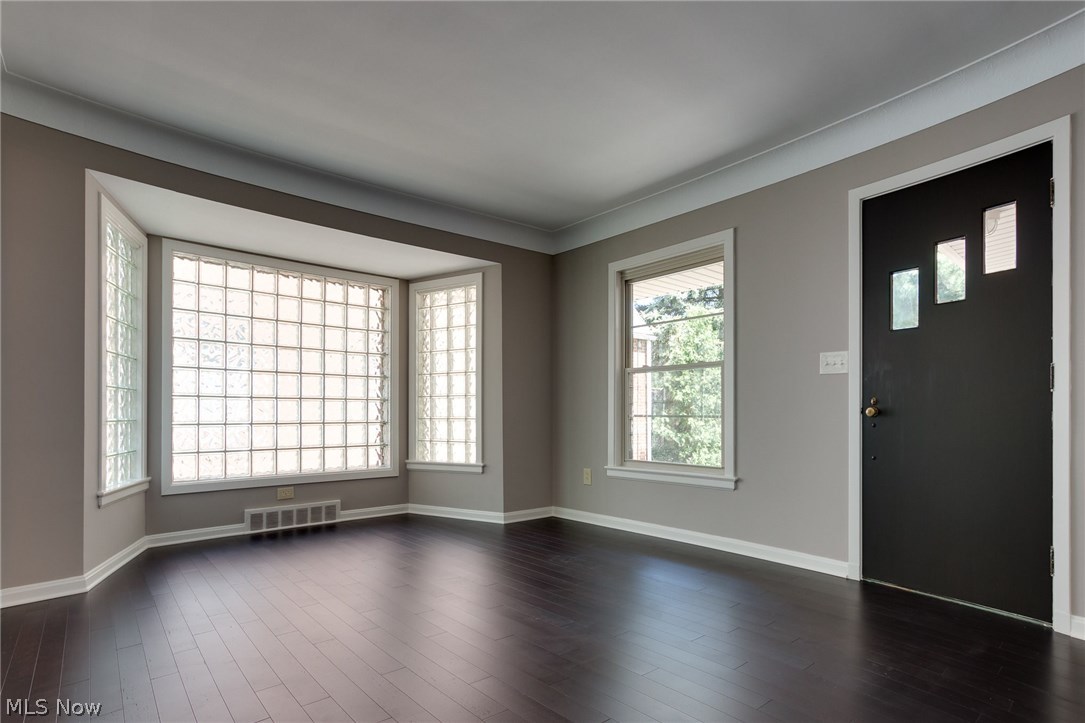 1046 Allston Road Cleveland Heights, OH 44121 - Photo 4 of 34 Huge bay window in the Living room