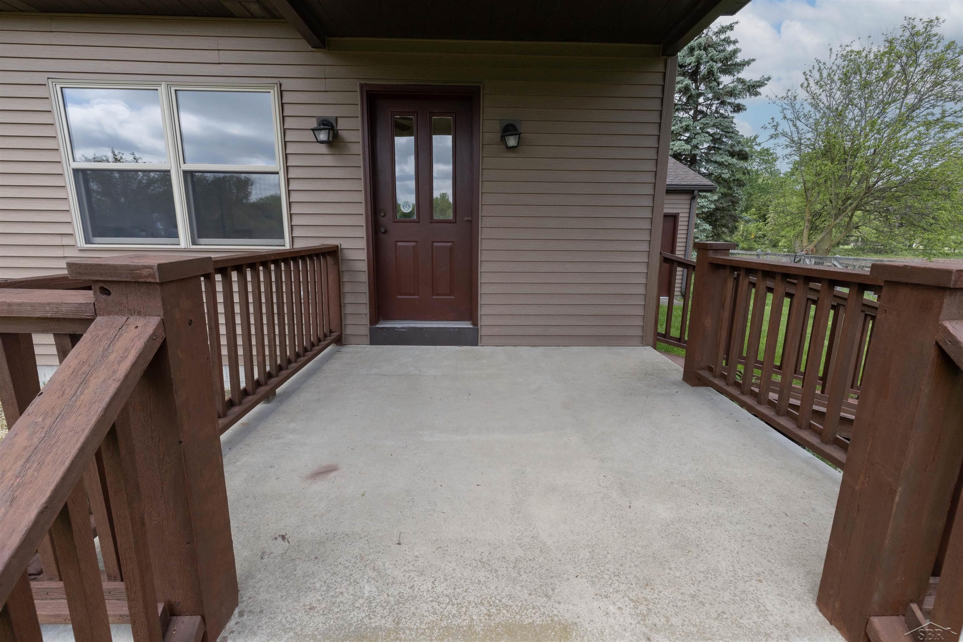 3662 Hackett Road Saginaw, MI 48603 - Photo 37 of 61 Mother-in-Law Porch