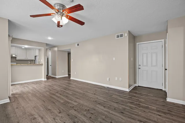 $125,000 | 250 El Dorado Boulevard, Unit 127, Webster, TX 77598