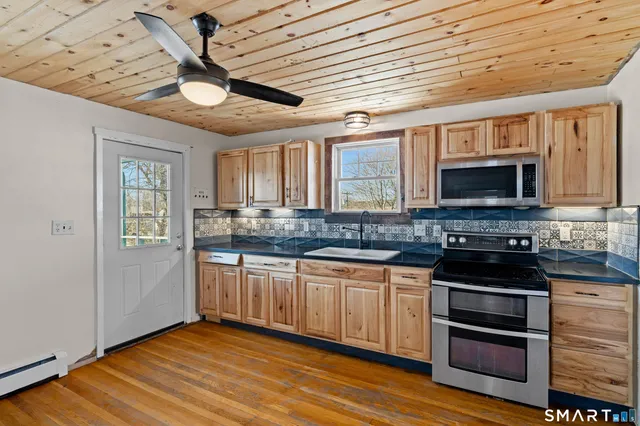 $1,800 | 95 Ashland Street, Jewett City, CT 06351