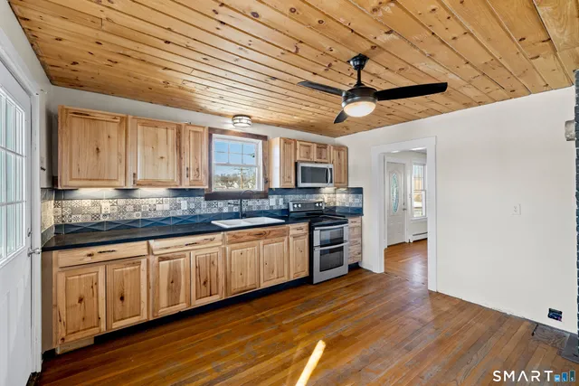 $1,800 | 95 Ashland Street, Jewett City, CT 06351