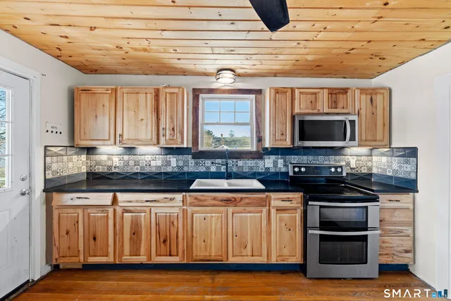 $1,800 | 95 Ashland Street, Jewett City, CT 06351