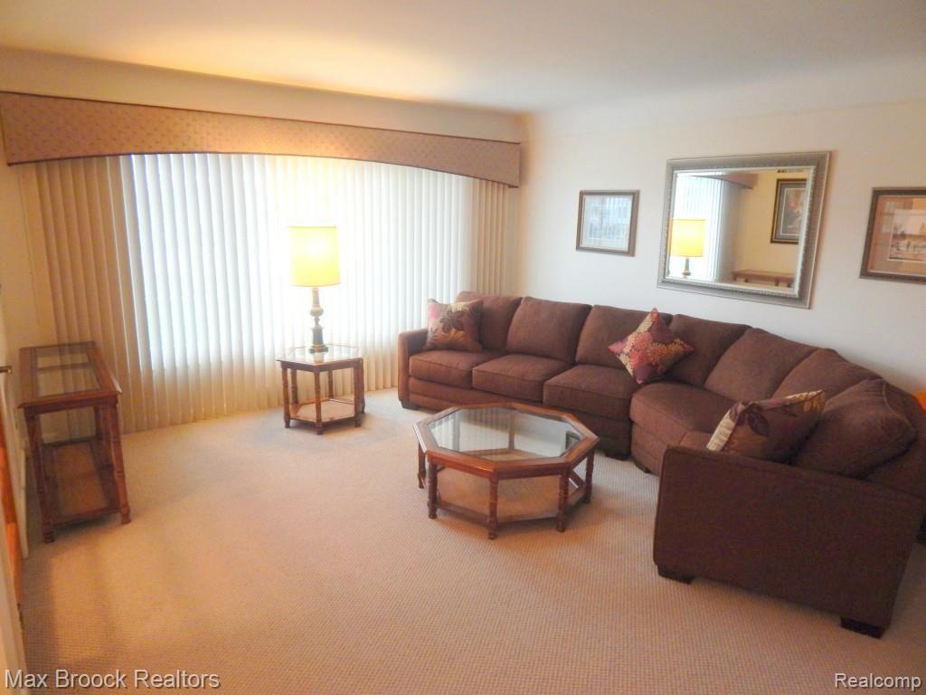 18428 Beverly Road Franklin, MI 48025 - Photo 5 of 22 Living Room.jpg