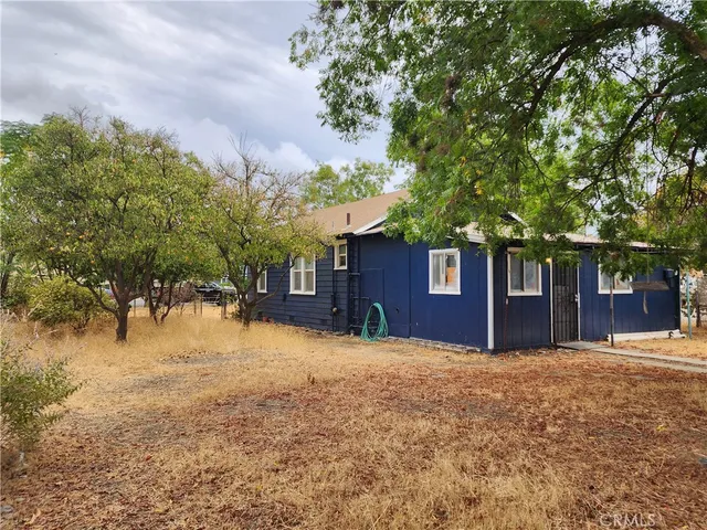 a view of a yard with a tree
