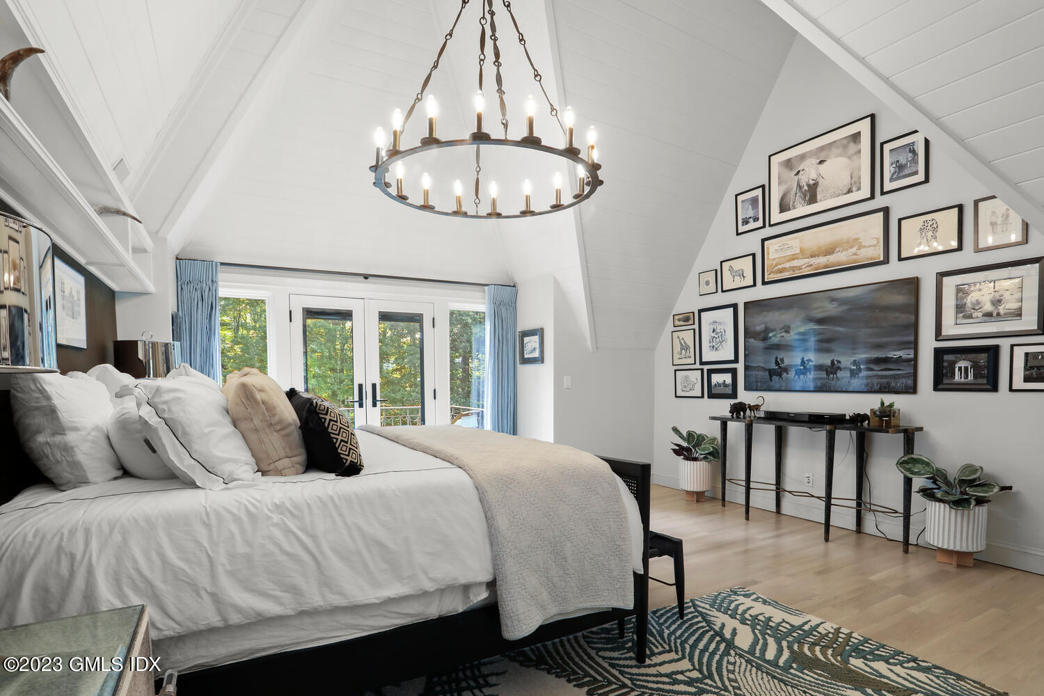 101 Perkins Road Greenwich, CT 06830 - Photo 13 of 41 a bedroom with a bed a table and chairs