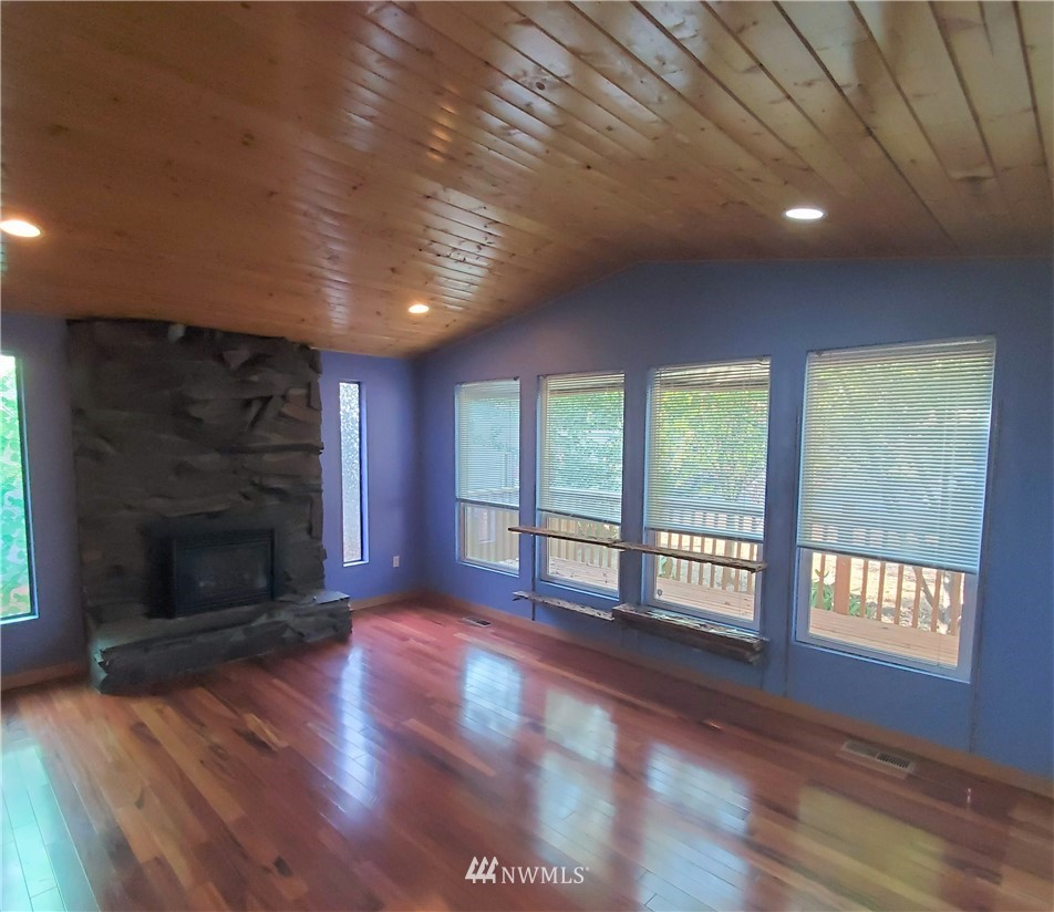 6621 Southeast 4th Place Renton, WA 98059 - Photo 4 of 40 Gallery Image 4