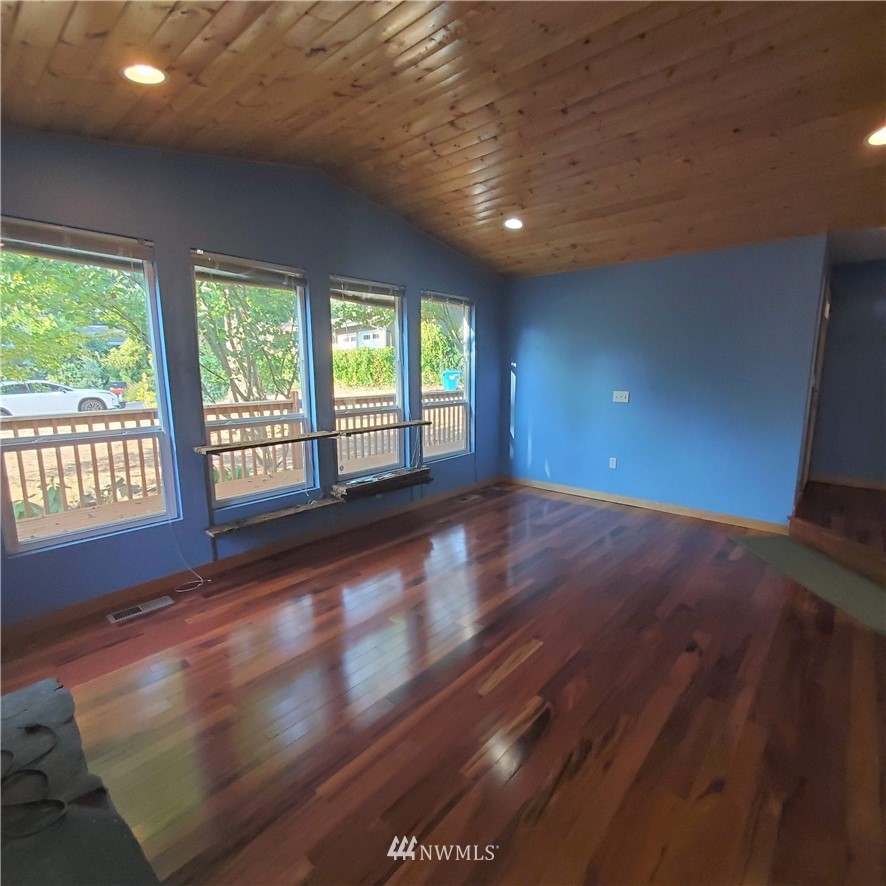 6621 Southeast 4th Place Renton, WA 98059 - Photo 10 of 40 Gallery Image 10