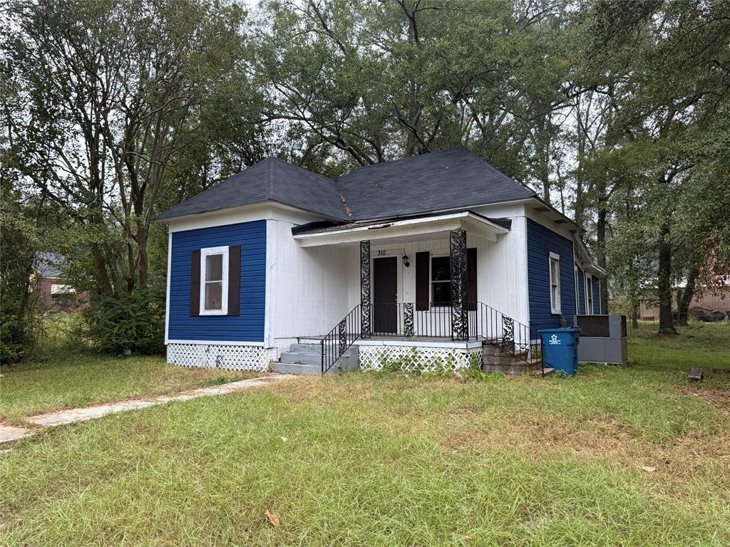 310 West Tennessee Avenue Vivian, LA 71082 - Photo 2 of 8 a house that has a tree in front of it
