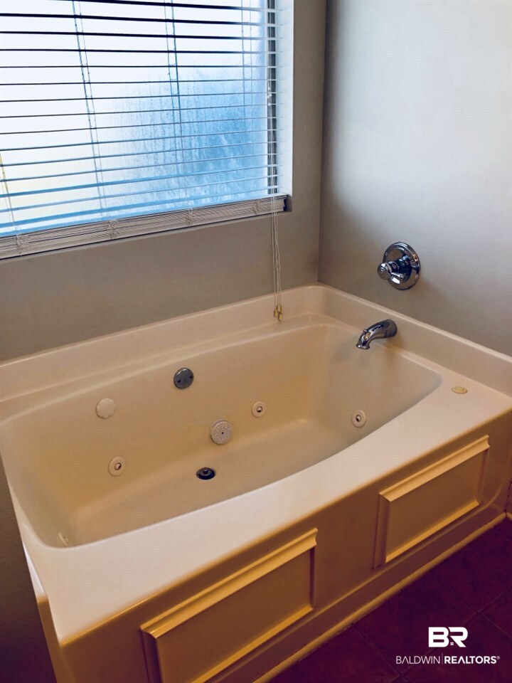 17178 Bankhead Boulevard Fairhope, AL 36532 - Photo 17 of 30 Master Jetted Tub