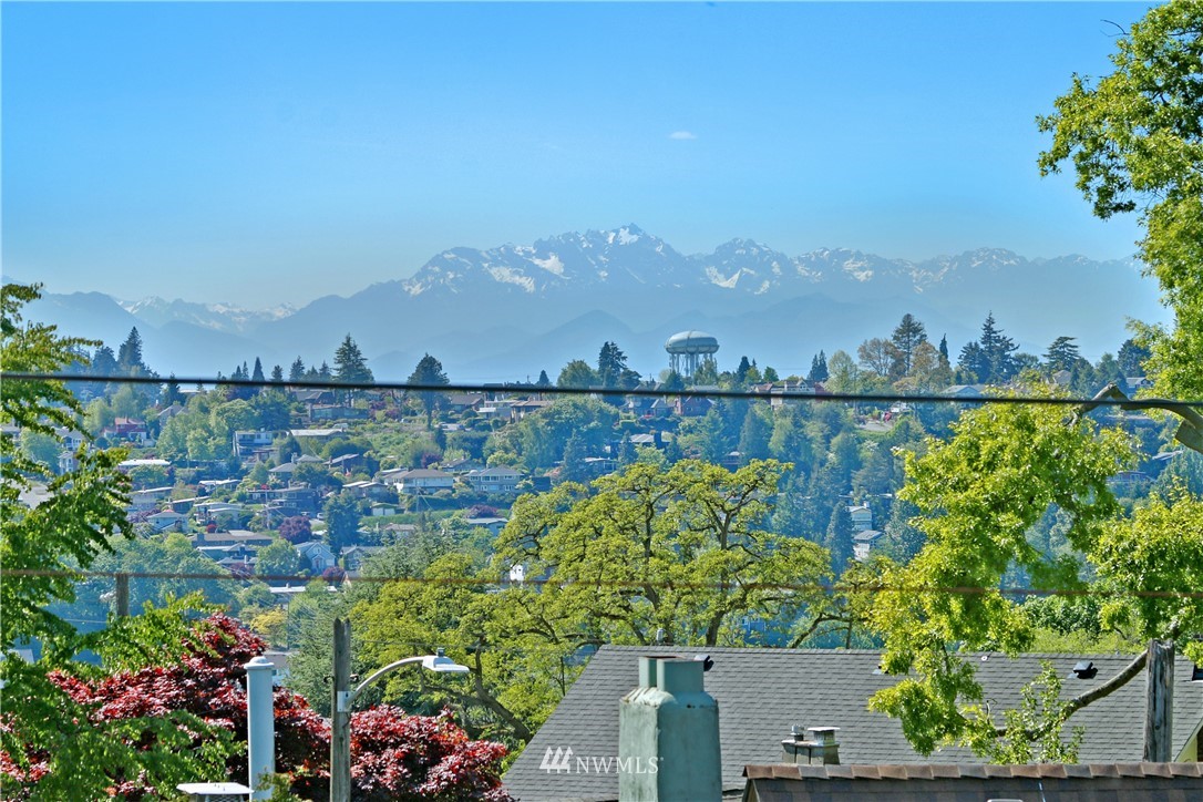 2565 9th Avenue West Seattle, WA 98119 - Photo 2 of 25