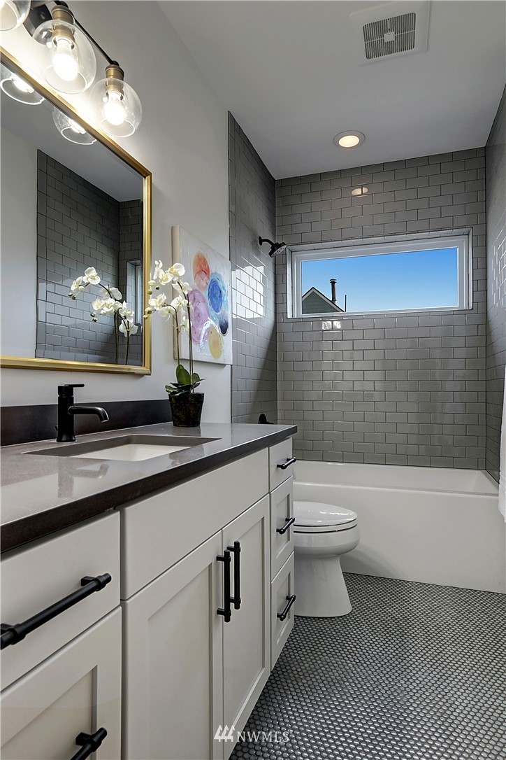 2565 9th Avenue West Seattle, WA 98119 - Photo 19 of 25