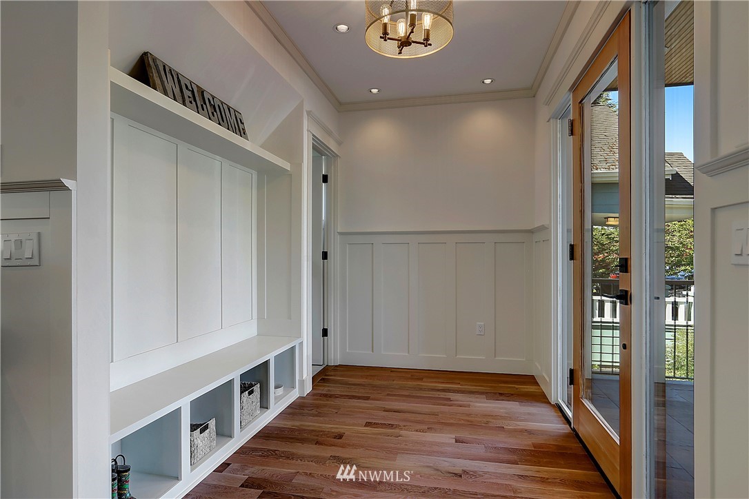 2565 9th Avenue West Seattle, WA 98119 - Photo 3 of 25