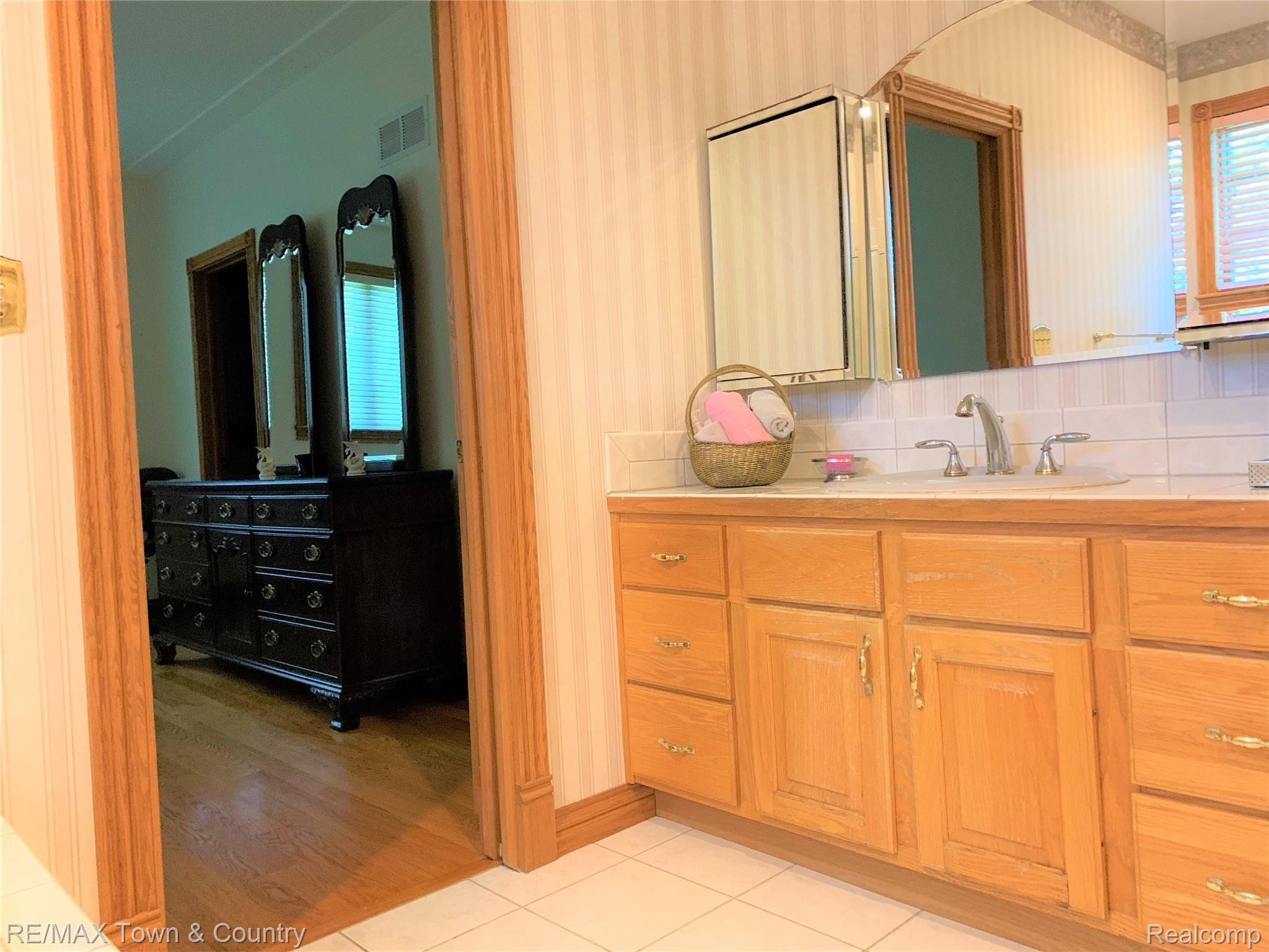 8215 Elms Road Flushing, MI 48433 - Photo 26 of 46 elms masterbath3.jpg