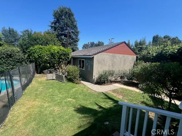 a view of a house with backyard and garden
