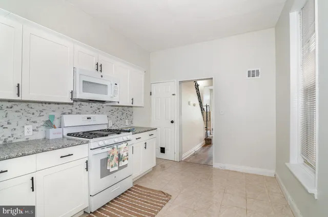 a view of entryway and hall