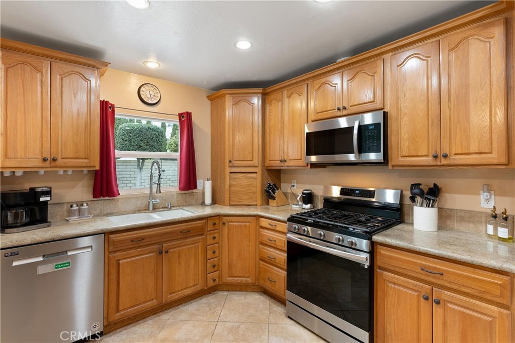 22402 Goldrush Lake Forest, CA 92630 - Photo 10 of 36