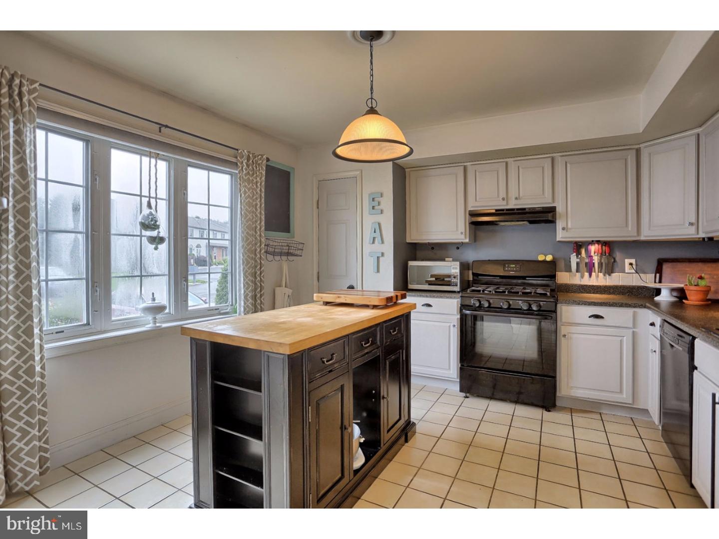 237 Nicole Way Sinking Spring, PA 19608 - Photo 3 of 25 Kitchen