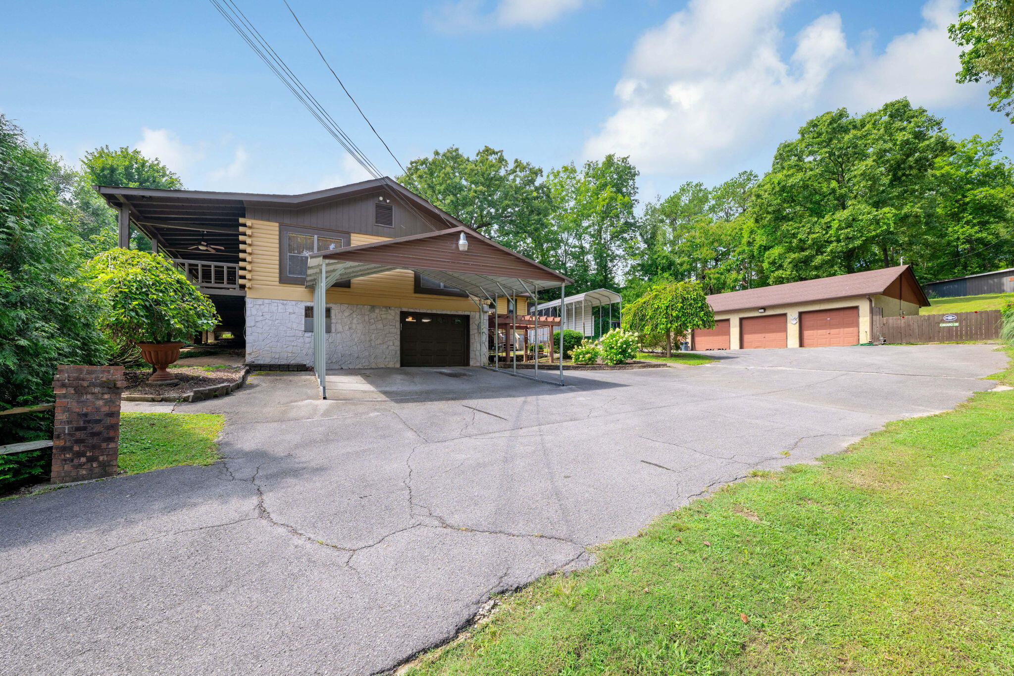 407 White Road Chattanooga, TN 37421 - Photo 63 of 64 Driveway and parking area