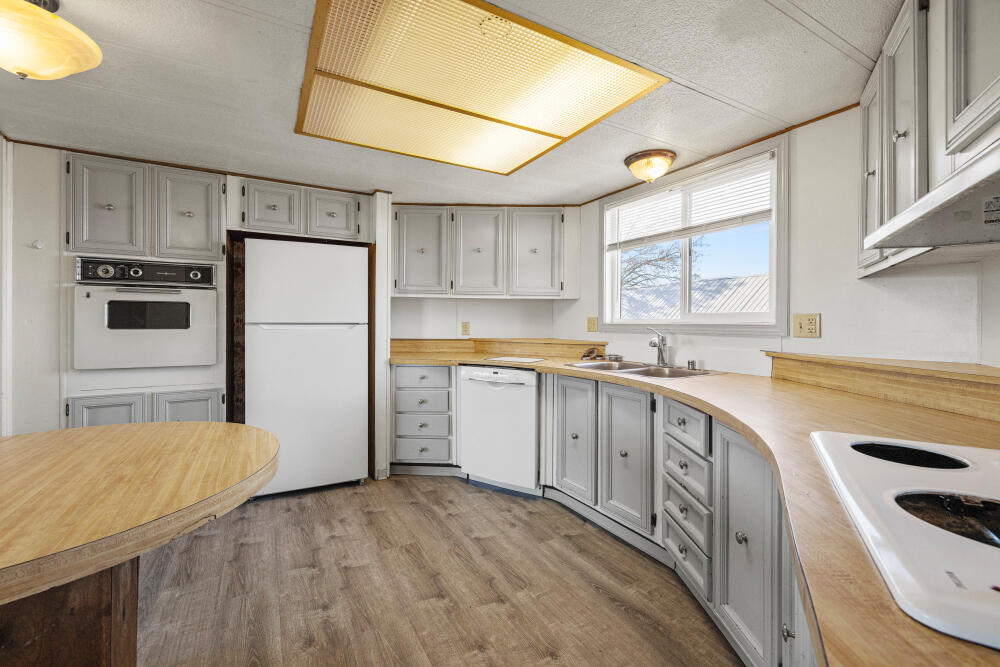 8306 Homedale Road Klamath Falls, OR 97603 - Photo 13 of 52 8216HomedaleRd-11