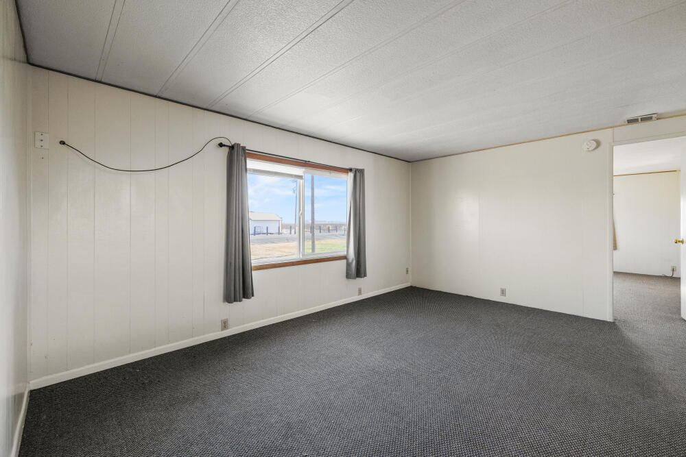 8306 Homedale Road Klamath Falls, OR 97603 - Photo 20 of 52 8216HomedaleRd-5