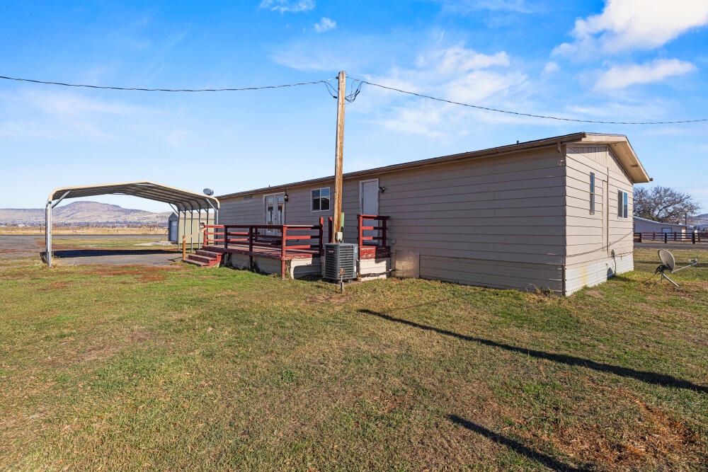 8306 Homedale Road Klamath Falls, OR 97603 - Photo 5 of 52 8216HomedaleRd-34
