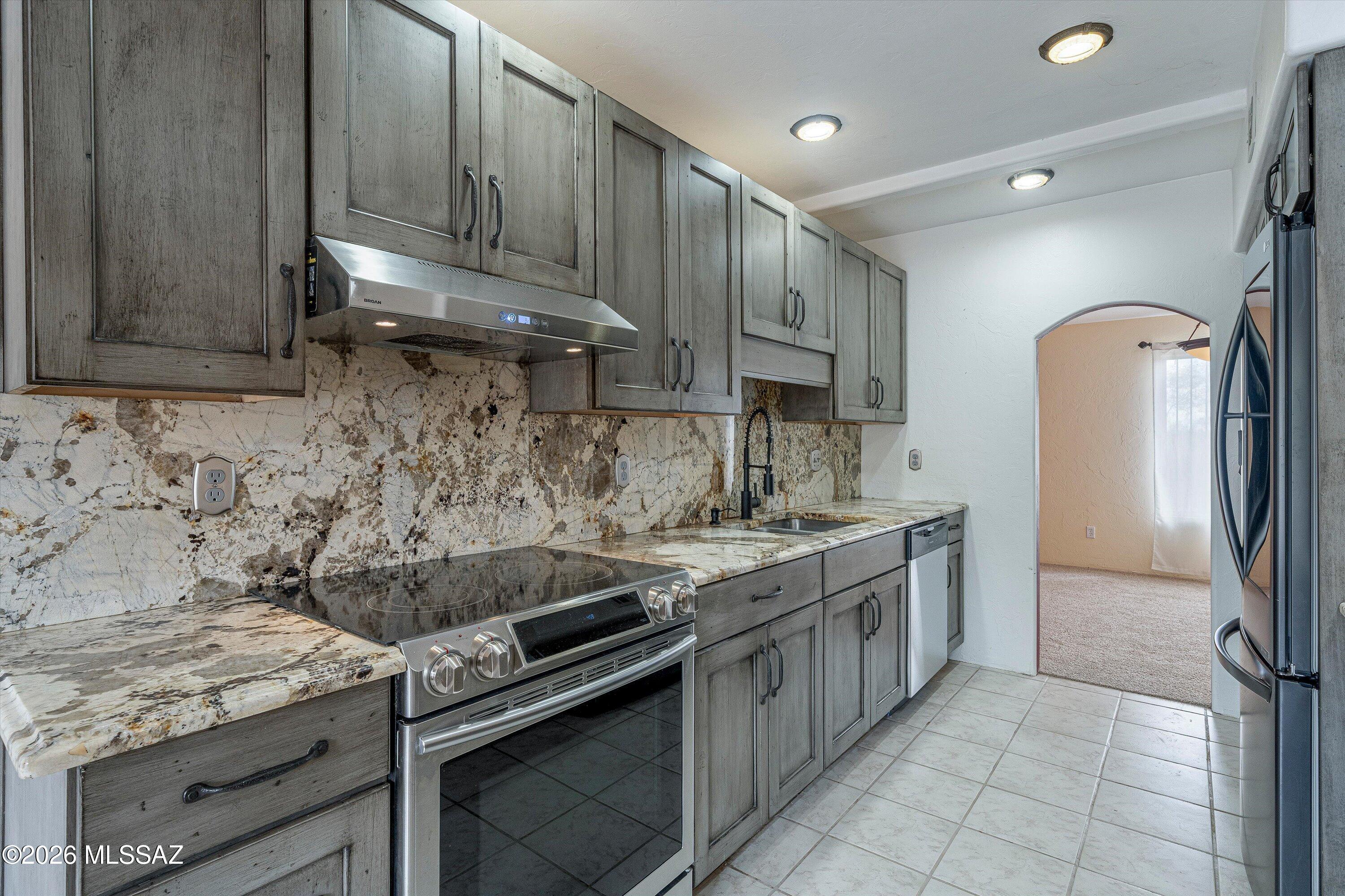 10961 East Roger Road Tucson, AZ 85749 - Photo 31 of 45 Stainless upgraded appliances