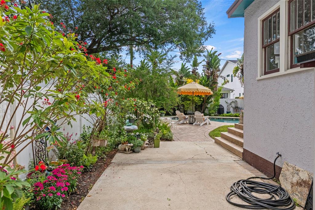 212 South Coolidge Avenue Tampa, FL 33609 - Photo 24 of 37 a view of a backyard with plants and garden