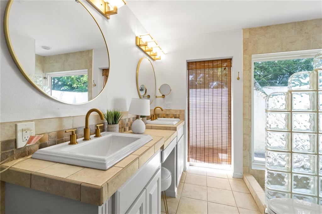 565 Sandy Hook Road Palm Harbor, FL 34683 - Photo 18 of 33 a bathroom with a sink and a mirror