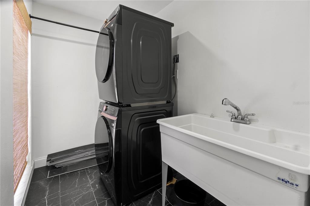 565 Sandy Hook Road Palm Harbor, FL 34683 - Photo 31 of 33 a utility room with dryer and washer