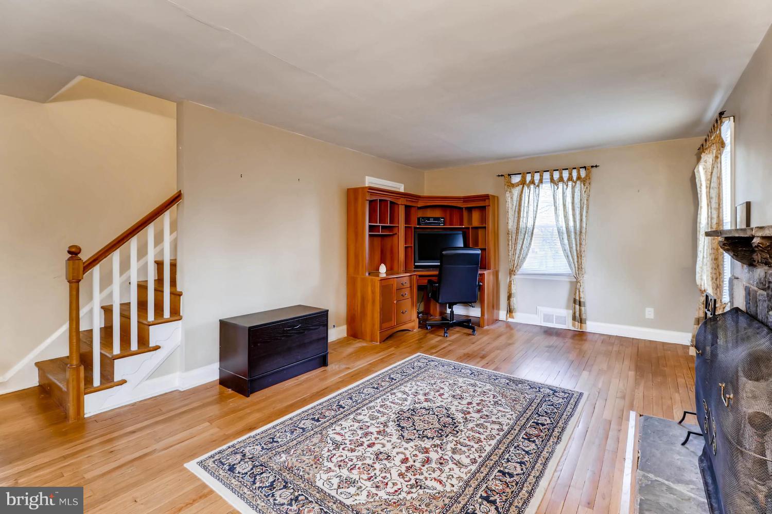 4225 Colonial Road Baltimore, MD 21208 - Photo 5 of 27 Living Room