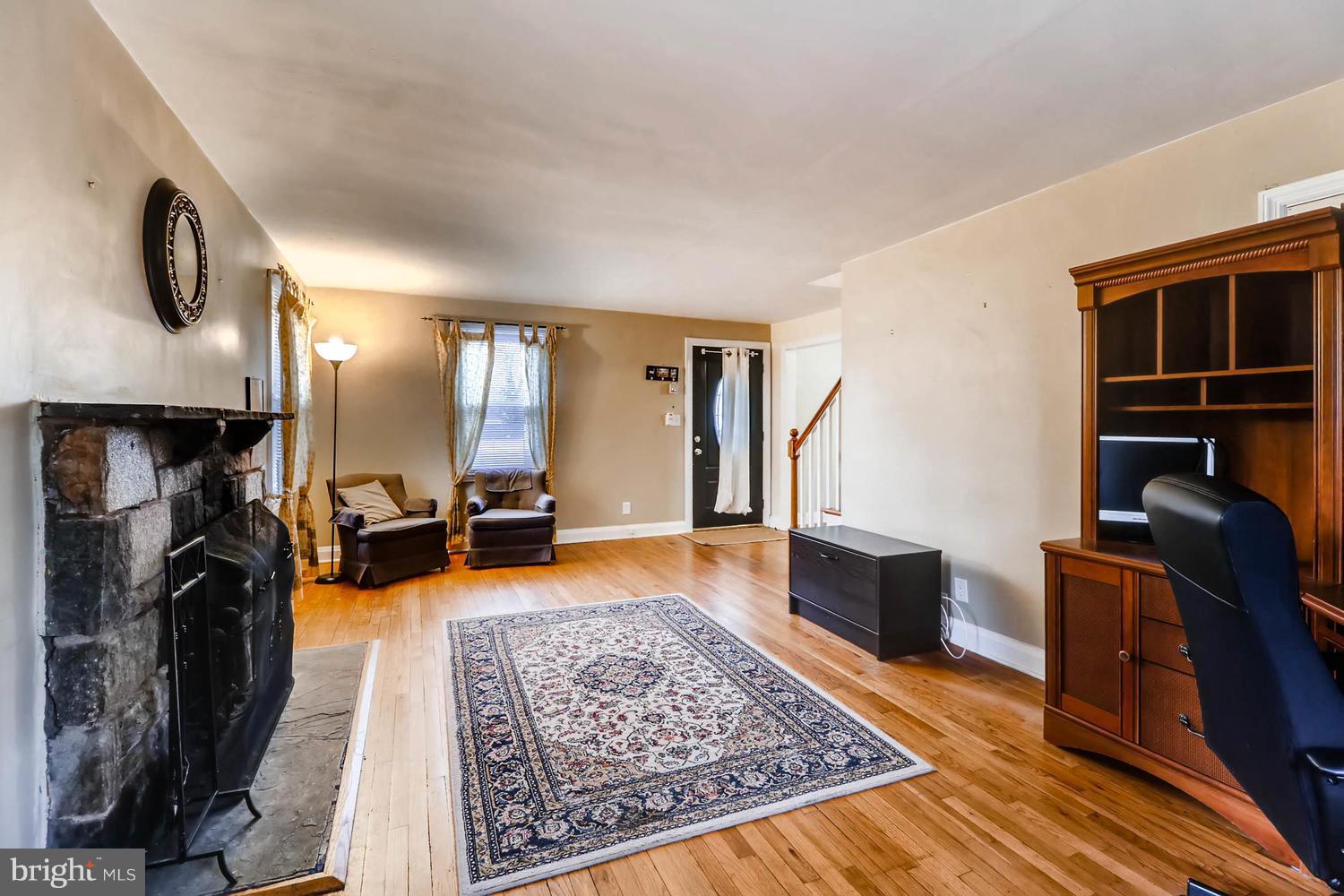 4225 Colonial Road Baltimore, MD 21208 - Photo 7 of 27 Living Room