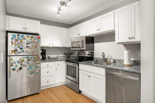 $225,000 | 1304 West Medicine Lake Drive, Unit 202, Plymouth, MN 55441