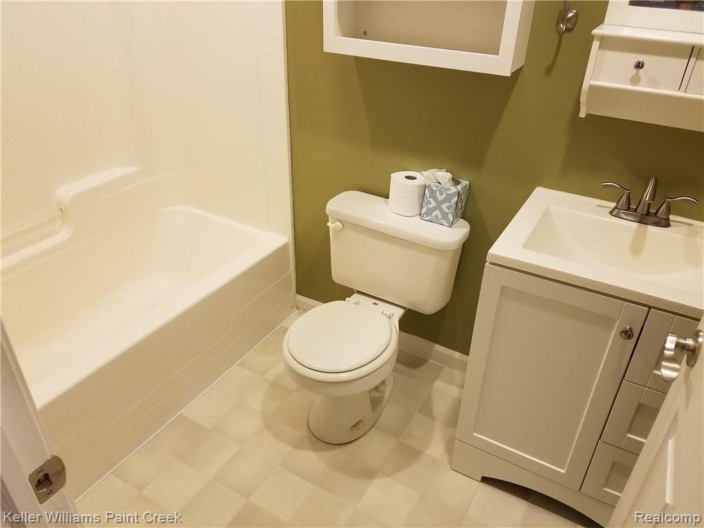 3950 Maybee Road Lake Orion, MI 48359 - Photo 17 of 33 bath2.jpg