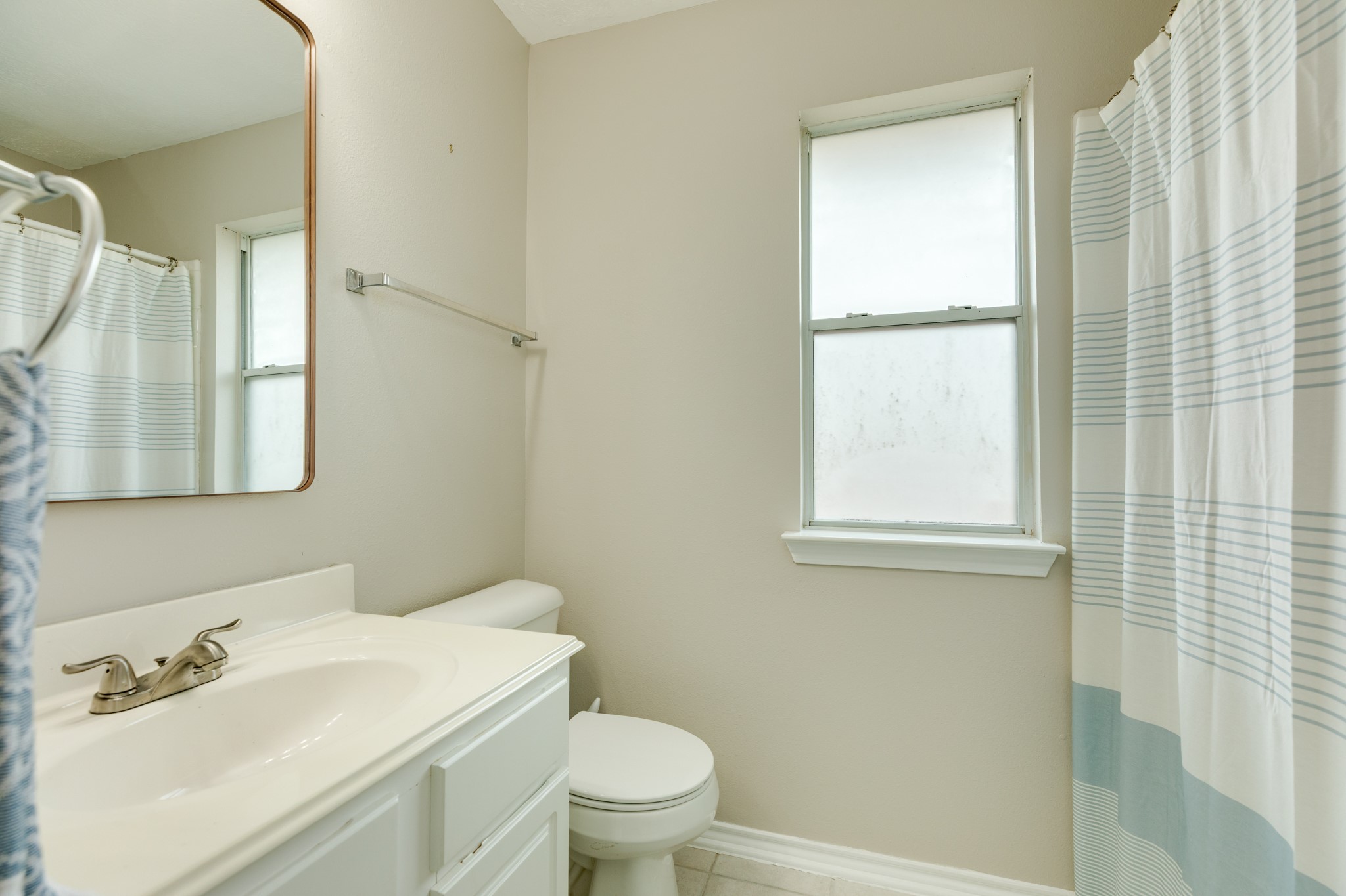 4113 Merlet Drive Pearland, TX 77584 - Photo 24 of 36 Full bathroom upstairs, located between the two bedrooms, has also been updated.