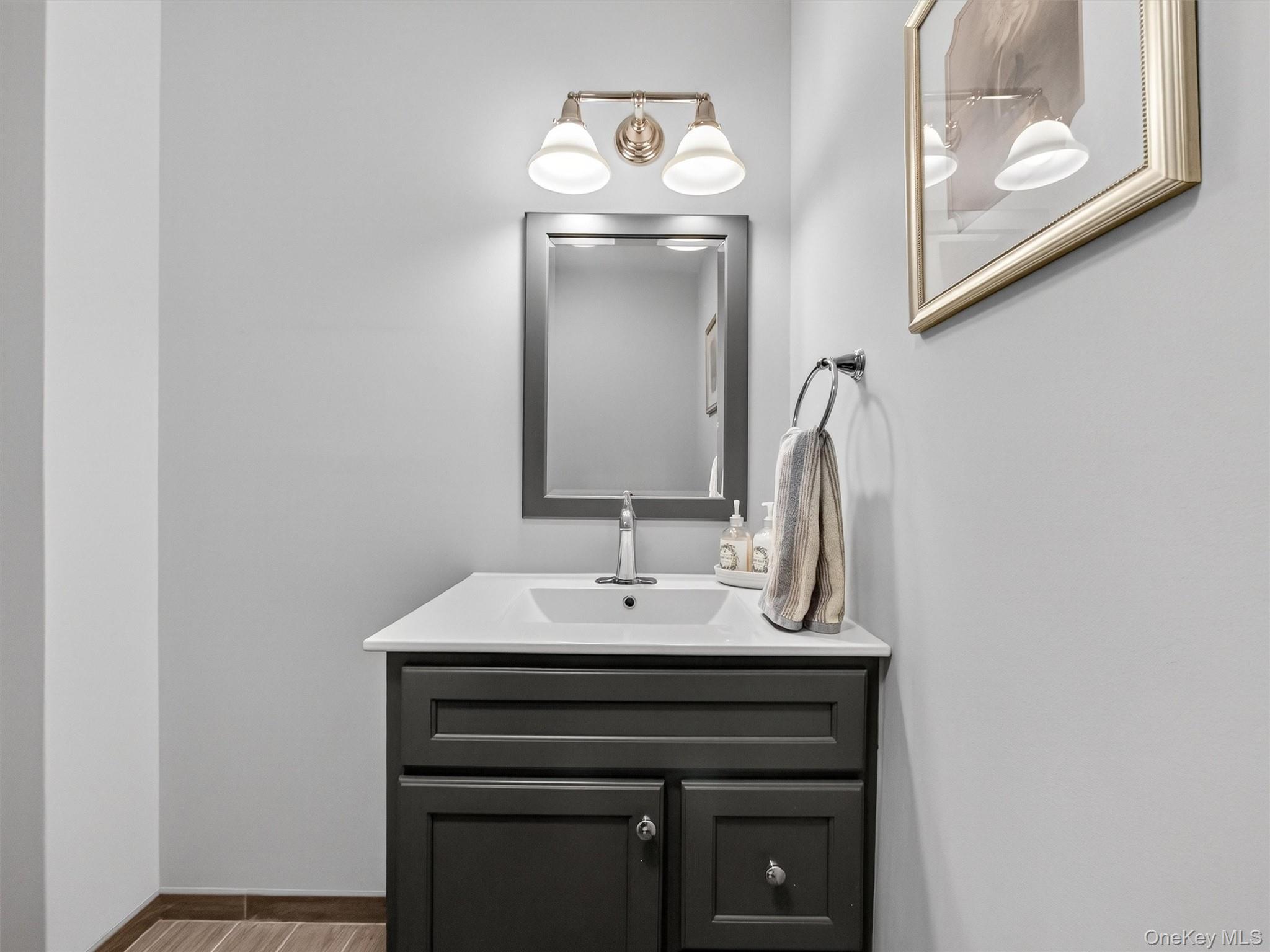 188 Eagle Ridge Way Nanuet, NY 10954 - Photo 18 of 33 Hallway half bath