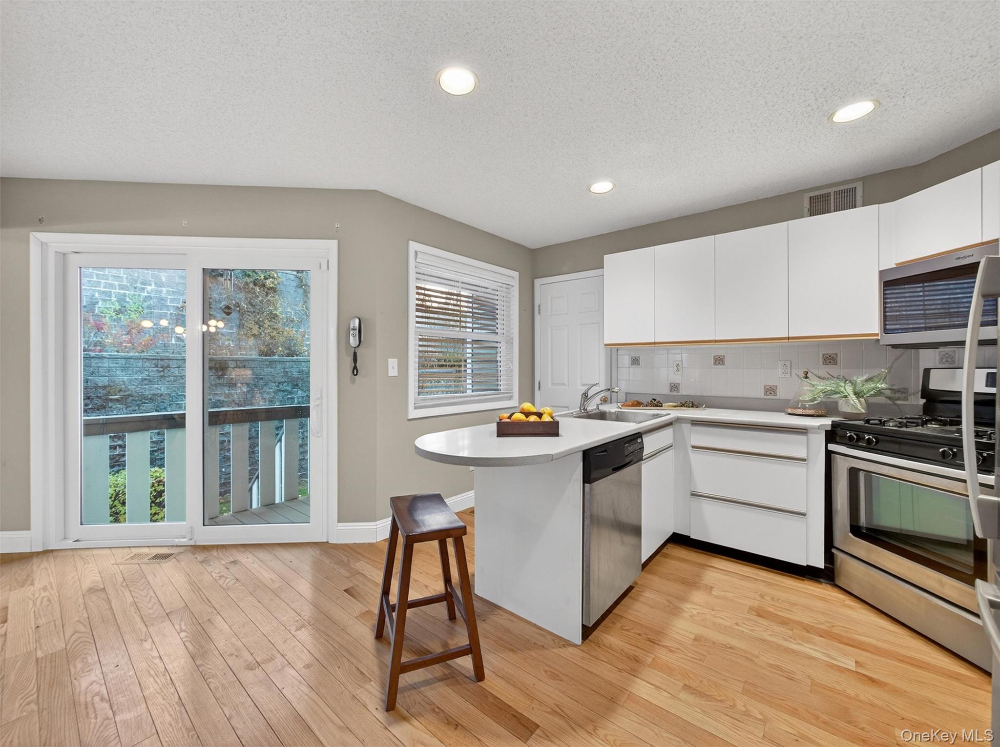 188 Eagle Ridge Way Nanuet, NY 10954 - Photo 8 of 33 Sliding doors to the private rear deck