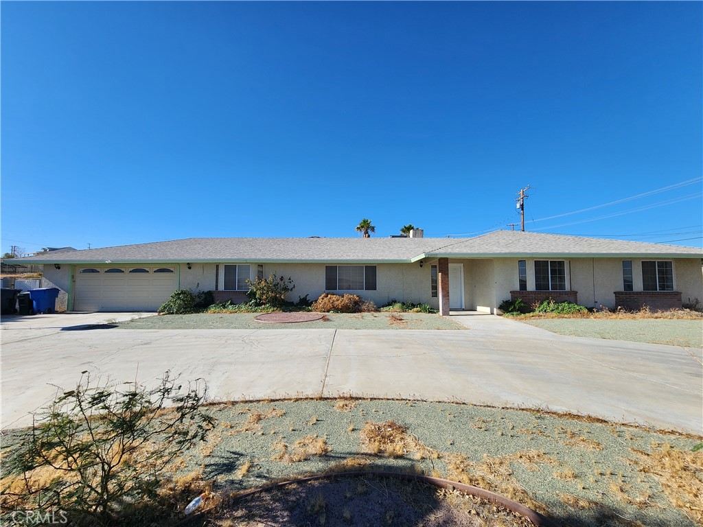 28035 Bonanza Road Barstow, CA 92311 - Photo 1 of 29 a front view of a house with a yard