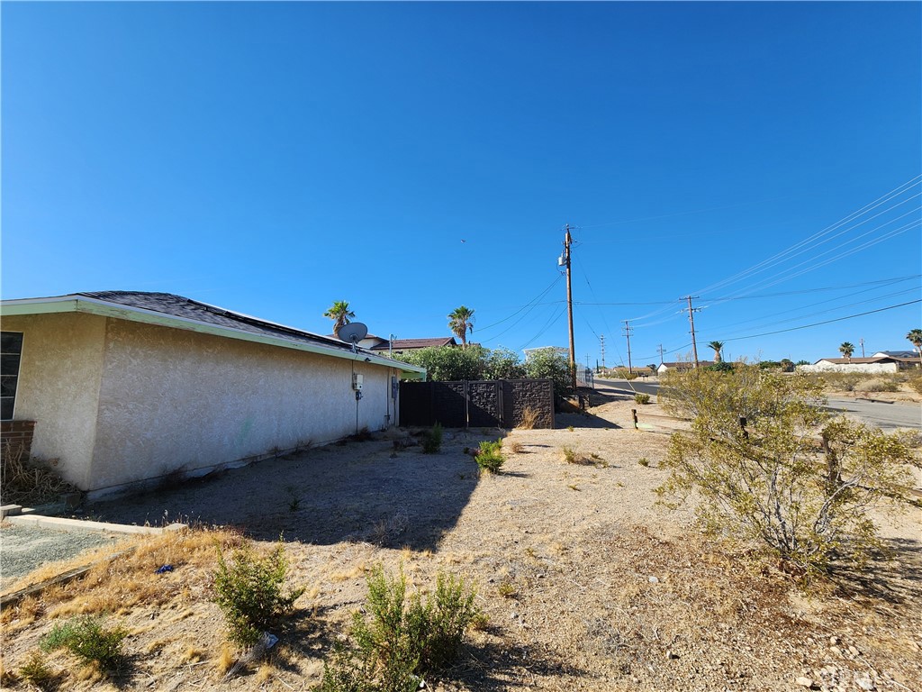 28035 Bonanza Road Barstow, CA 92311 - Photo 28 of 29 a view of a backyard with wooden fence